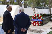 The Governor General and Chemi Peres, son of Shimon Peres, paused for reflection in front of the tomb of Shimon Peres.