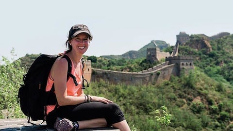 Marie-Josée Lalande pose devant la Grande Muraille de Chine.