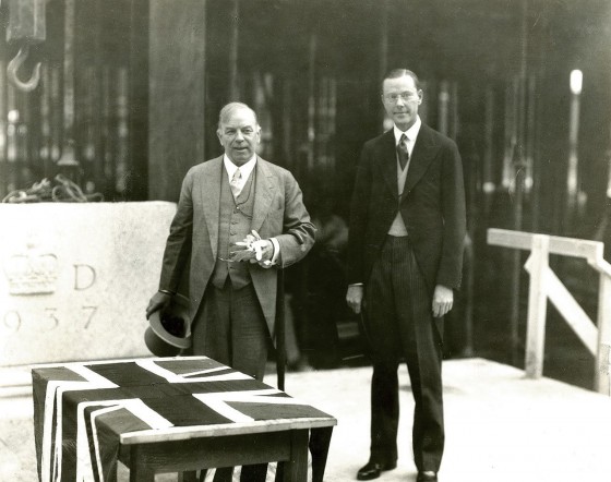 Prime Minister William Lyon Mackenzie King and the Bank's first Governor, Graham Towers - 10 August 1937
