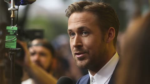 Ryan Gosling au micro d'un journaliste