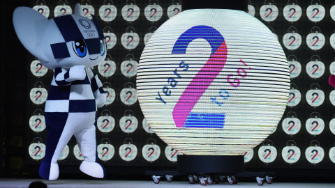 Miraitowa, une des mascottes des Jeux olympiques de Tokyo, saute sur scène aux côtés d'une lanterne qui annonce qu'il ne reste que deux ans avant les Jeux.