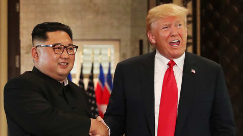 Le leader nord-coréen, Kim Jong-un, et le président des États-Unis, Donald Trump, se serrent la main à la suite de la signature d'une entente de dénucléarisation, à Singapour, le 12 juin 2018.