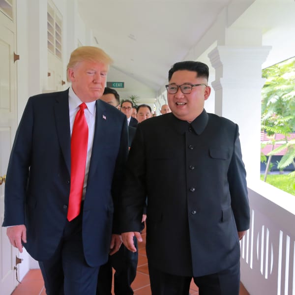 Donald Trump et Kim Jong-un dans un corridor d'hôtel à Singapour.
