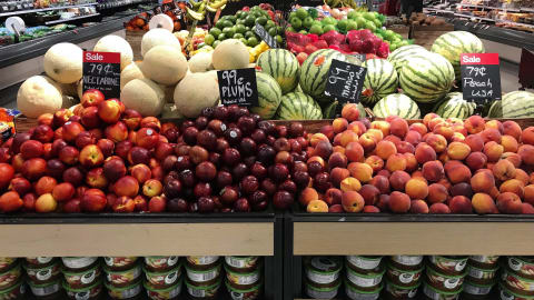 Un comptoir de fruits et légumes.