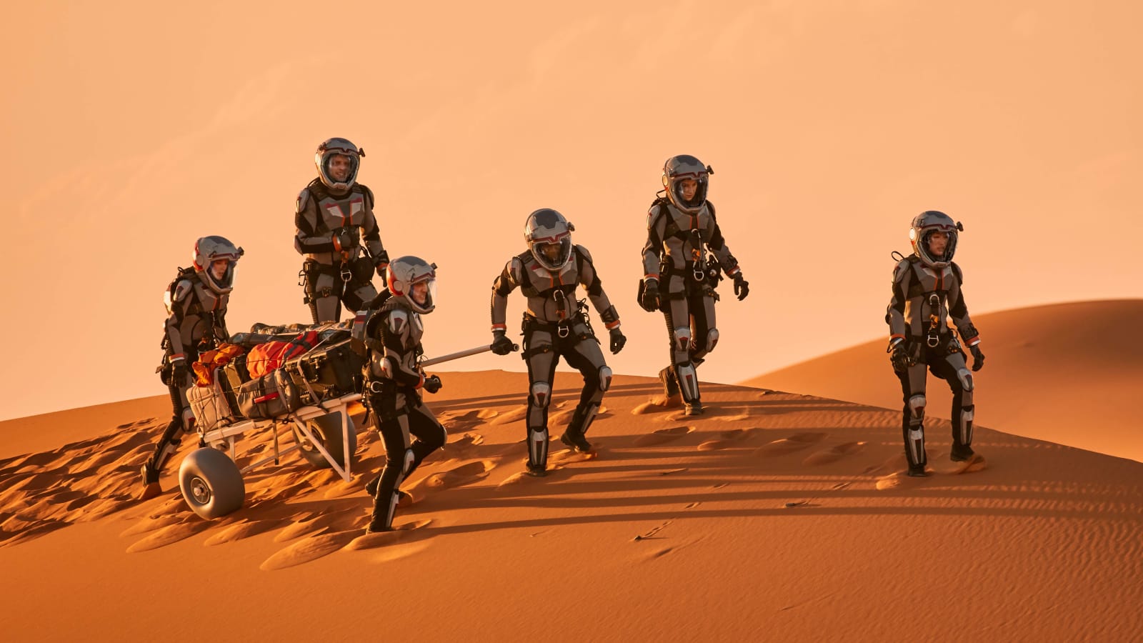 L'équipage marche sur la planète Mars.  