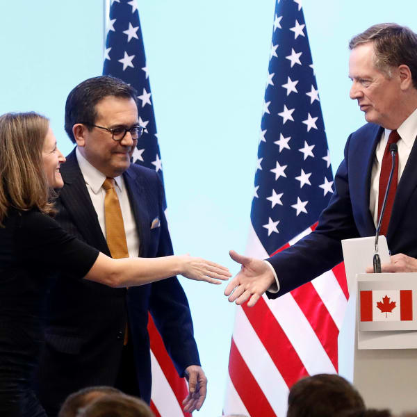 La ministre canadienne des Affaires étrangères, Chrystia Freeland, serre la main du représentant américain au Commerce, Robert Lighthizer, en compagnie du ministre de l'Économie mexicain, Ildefonso Guajardo.