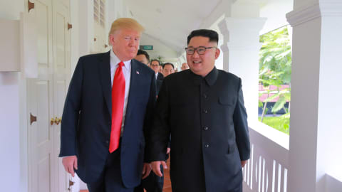 Donald Trump et Kim Jong-un dans un corridor d'hôtel à Singapour.