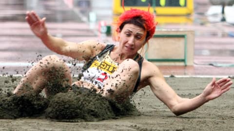 Tatiana Lebedeva à l'atterrissage d'un saut dans le sable