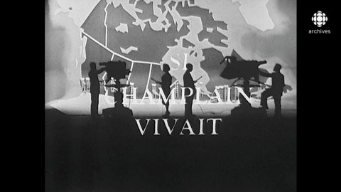 Ouverture de l'émission montrant les animateurs dos à dos, parlant à la caméra devant une grande carte du Canada.