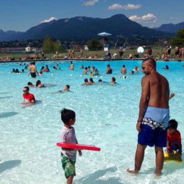 Des baigneurs à la piscine New-Brighton de Vancouver