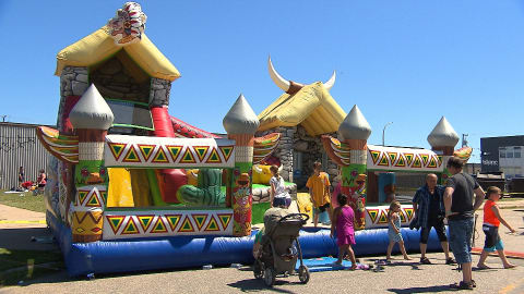 Les jeux gonflables demeurent très populaires auprès des familles qui visitent le Vieux-Quai en fête de Sept-Îles.