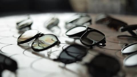 Une photo montrant plusieurs paires de lunettes de soleil sur une table.