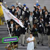 L'équipe olympique de réfugiés entre dans le stade Maracana à la cérémonie d'ouverture.