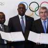 Mamadou Diagna Ndiaye, membre du Comité olympique sénégalais, le président du Sénégal Macky Sali et le président du CIO Thomas Bach.