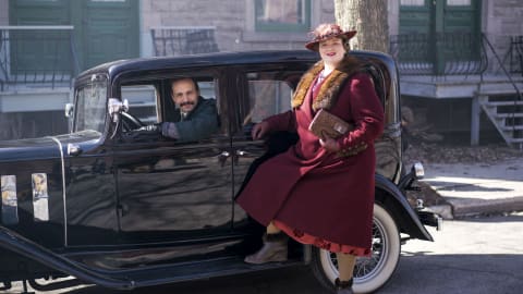 Émile Proulx-Cloutier est au volant d'une voiture d'époque stationnée et Debbie Lynch-White est debout à côté dans cette image tirée du film  La Bolduc , de François Bouvier.
