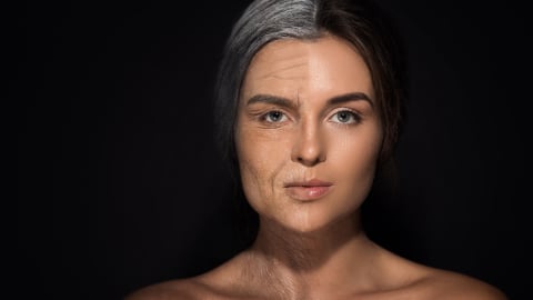 Une femme dont la moitié du visage est jeune, alors que l'autre moitié est âgée.
