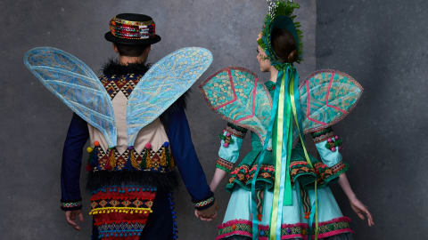 Deux danseurs costumés en moustique
