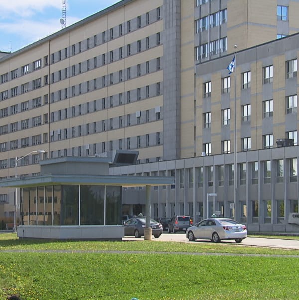 Photo de l'entrée du Centre hospitalier universitaire de Sherbrooke (CHUS)