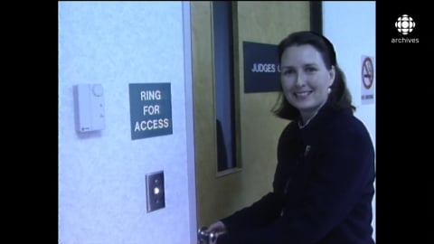 Mary Ellen Turpel-Lafond, ouvrant la porte du bureau des juges au palais de justice de Saskatoon 
