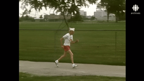 M. Martineau, un joggeur de 84 ans, court sur un sentier dans un parc de Montréal.