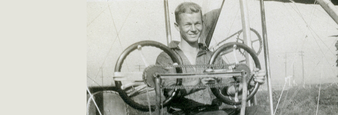 Un homme assis aux commandes d'un biplan d’entraînement.