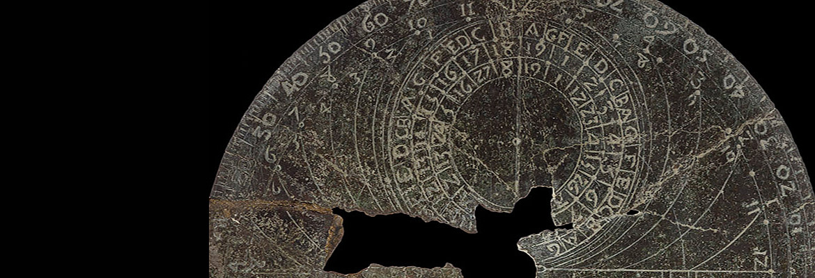 Image en couleur d’un astrolabe européen. Il est circulaire et il manque un morceau dans le centre.