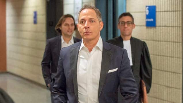 Yanaï Elbaz, Yohann Elbaz et un avocat marchent dans un couloir du palais de justice de Montréal.