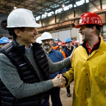 Le premier ministre Justin Trudeau échange une poignée de main avec un travailleur de l’acier dans une usine de Sault Ste. Marie, en Ontario