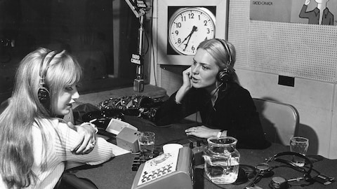 Dans un studio de radio, Line Bourgeois discute avec France Gall.