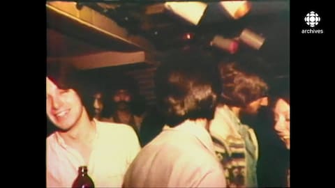 Jeune gens visiblement éméchés qui festoient dans un bar.