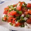 Une assiette de lomi lomi, une salade de tomate et de saumon hawaïenne.