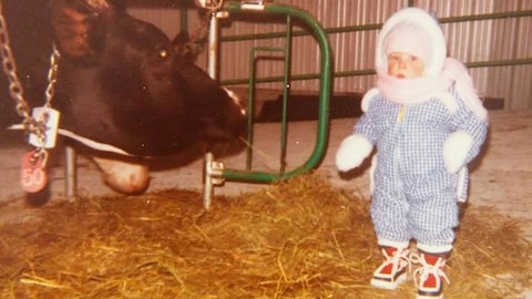 Un enfant et une vache