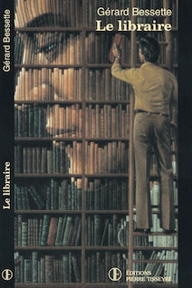 Un homme prend un livre dans une bibliothèque. 