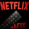 Une télécommande de télévision devant le logo de Netflix.