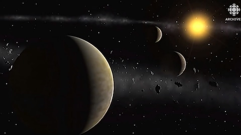 Représentation imaginaire d'un système solaire abritant trois exoplanètes. 