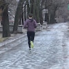 Un homme court sur un sentier glacé.