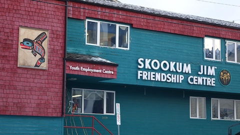 Photo d'un édifice coloré avec un emblème autochtone.