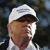 Gros plan du président Donald Trump qui arbore une casquette sur laquelle il est écrit : Make America Great Again »