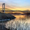 Vue du pont Pierre-Laporte et du pont de Québec sur fond de coucher  de soleil 