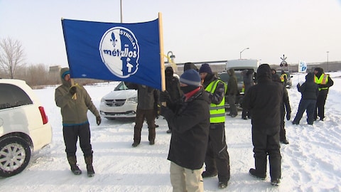 Des employés en lock-out manifestent devant l'Aluminerie de Bécancour.