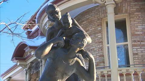 Un couple avec leur enfant en sculpture.