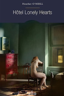 Une femme nue est assise sur une chaise, de dos, dans un appartement en ville. Elle a de longs cheveux roux et elle ressemble à Vénus, déesse de l'antiquité grecque. Elle regarde en direction d'une fenêtre, qui offre une vue sur un édifice brun. La scène ressemble plus à une peinture qu'une photo
