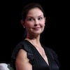 Ashley Judd, souriante sur une scène, le regard vers la gauche 