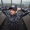 Jay Baruchel posant devant une vitre à l'intérieur d'un gratte-ciel. Il porte une casquette à l'effigie des Canadiens de Montréal.
