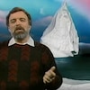 L'animateur Pierre Maisonneuve explique le processus de destruction de la couche d'ozone.  Il est devant un écran où on a placé l'image d'un iceberg. 