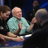 Scott Wellenbach assis à la table durant un tournoi de poker.