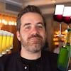 Portrait de Jean-Sébastien Girard avec un collage de verres d'alcool autour. 
