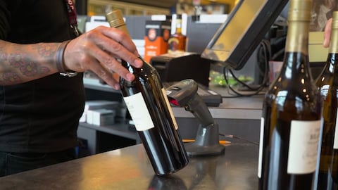 Des syndicats réclament toujours l'instauration d'une consigne sur les bouteilles de vins et de spiritueux vendus à la SAQ.