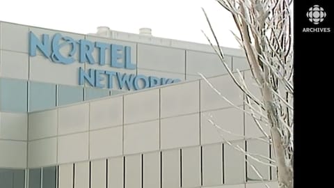 Dans un ciel hivernal, sur un édifice non identifié, la bannière de Nortel Networks. 