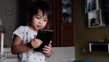 boy-using-smartphone